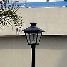 För att hålla ner vikten (1,1 kg) har vi valt ett aluminiumlegerat hus, som även är mycket korrosionsbeständigt och ger en bättre prestanda i alla väderleksförhållanden. Vi har specialanpassat konstruktionen för vårt Skandinaviska klimat. Lampan fungerar i  låga temperaturer, ner till minus 20°C,vilket gör att den kan installeras i kalla miljöer. LED Street Lamp PRO innehåller inget kvicksilver, kadmium, bly, sexvärt krom, flamskyddsmedlen polybromerade bifenyler (PBB) och polybromerade difenyletrar (PBDE) eller andra miljöpåverkande ämnen som strider mot RoHS-direktivet. Genom CE-märkningen garanterar vi att produkten uppfyller alla grundläggande hälso- och säkerhetskrav.