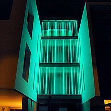 Arkitektur: 50,8 mm Blå-Grön Extrem Light Tape® bildar tillsammans med U-glas denna belysning - Grekland