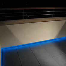 Balkong: Installera Blå Elektrisk Light Tape® för att skapa en skarp terrass, ger en fantastisk effekt, Manchester - England