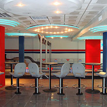 Bowling: Bowlinghall som sticker ut genom att montera 50,8 mm Blå-Grön Extrem Light Tape® för att markera taket. Med Light Tape®, finns oändliga möjligheter