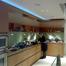 Kök: Light Tape® i taket på ett kök, gör att rummet uppfattas som modernt