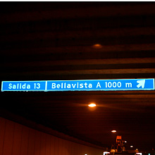 Trafik: Anpassad Light Tape® efter kundens behov, här en bakgrundsbelyst skylt som är väl synlig och energieffektiv, Santiago - Chile