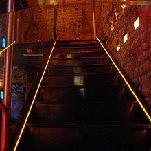 Trappa: Låt Light Tape® leda vägen för kunderna upp och ner för trapporna! Light Tape® bidrar även till atmosfären i din bar och gör att trappan sticker ut, samt eventuellt gör din bar mer synlig från gatan