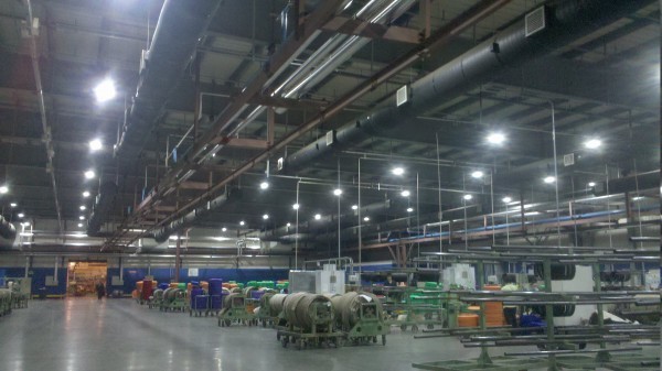 LED lampor tänder upp däckfabriken