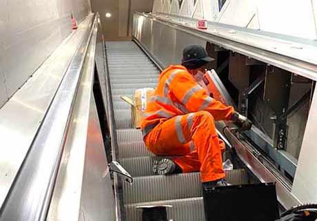 Rulltrappsräcken rengörs med ultraviolett ljus för att hålla passagerarna skyddade från bakterier