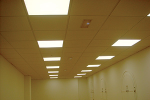 LED LP 600 T Bar Celler/Paneler finns även i andra belysningsfärger (röd, grön eller blå) allt enligt önskemål. Kontakta gärna oss för ett förslag på lämplig armatur till Ert kontor. Att använda denna lampa är en investering som lönar sig. Vi har själva denna lampa installerad på vårt huvudkontor. Vi rekommenderar denna lampa till våra professionella användare, lämpliga applikationer är butiker, gallerier, kontor, skolor, offentliga miljöer, hotell och restauranger m.m.