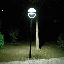 Storleken är 243 mm lång och 202 mm bred, livslängden är hela ±50 000 timmar, vilket innebär att om lampan används 10 timmar om dagen håller den i mer än 13 år, vilket sparar arbetet med att byta lampa och investera i en ny. Att använda denna lampa är en investering som lönar sig. Lampan är anpassad för offentlig användning och mycket arbete har gjorts för att lampan skall vara högeffektiv. Lampan kan monteras stående eller hängande (anpassad efter detta) och kan levereras med E40 eller E27 sockel. Vi rekommenderar denna lampa till privata miljöer, samt till våra professionella användare, lämpliga applikationer är privata trädgårdar, bondgårdar, offentliga miljöer, uteplatser, parkeringsplatser, gångvägar och parker m.m.