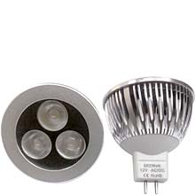 LED Lampa / Lamp MR16 6W 5K CREE: Denna lampa rekommenderar vi till armatur LED Multi Downlight M6015, lampans högkvalitativ High Power LED (CREE dioder som är marknadsledande innovatör av lysdioder) och utmärkta design i gjuten aluminium, samt stabila kretskonstruktion, alstrar väldigt lite värme, 55-60°C, jämfört med halogen- eller glödlampor, som alstrar en betydande värme. Livslängden är hela ±50 000 timmar, vilket innebär att om lampan används 10 timmar om dagen håller den i mer än 13 år, vilket sparar arbetet med att byta lampa och investera i en ny.