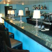 Bar: Blå Naturlig Anpassad Light Tape® lyser upp din bar, här med frostat akrylskydd, vilket ger denna bar en cool och modern look, Sky Club Bar