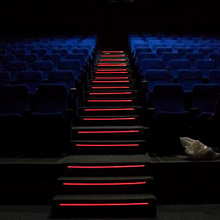 Teater: 6,35 mm Röd Extrem Light Tape® i utvändiga monterings profiler i en teater för att tillhandahålla en säker miljö utan att förringa underhållning - Ecuador