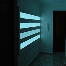 Hall: Här har man monterat Light Tape® på väggen i hallen, vilket ger rummet en ny atmosfär