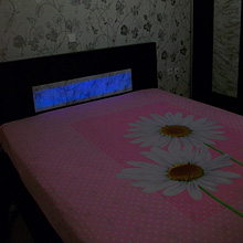 Hotell: 152,4 mm Blå Naturlig Light Tape® bakom dekorerat glas ger sängen en lysande sänggavel - Grekland