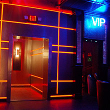Nattklubb: 50.8 mm Röd Levande Light Tape® i infällda profiler i väggarna som leder till VIP-området, skapar en exklusiva atmosfär, Visions Men's Club, New Orleans - USA