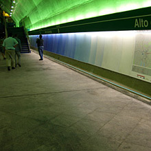 Tunnelbana: Spara på installationskostnader Light Tape® kan köras upp till ca 45 meter med en anslutning. Dessutom kan du ansluta i båda ändar för system redundans vid strömavbrott eller om Light Tape® skulle få avbrott i mitten