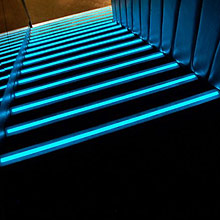 Trappa: Light Tape® applikation som används kombinerad med ett halkskydd i klar akryl, som är upplyst utan att blända och kan ses både när man går upp och ner för trapporna