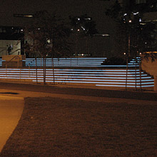 Trappa: 12,7 mm Vit Light Tape® i polykarbonat utomhus profiler på cement trappan på University of California i San Diego campus - USA