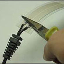 Inomhus: Fäst den bakre (grå sida med vit linje) i Light Tape® med ett kontaktstift på varje sida om den vita linjen för att skapa kontakt och elektrisk anslutning. Testa med strömförsörjningen innan du sätter på skyddskåpan