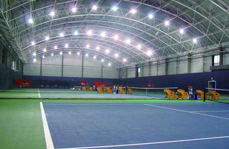 LED High Bay Armaturer installerade i tennishall